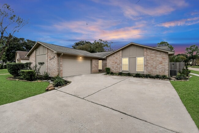 Foto del edificio - 3102 Cherry Creek Dr