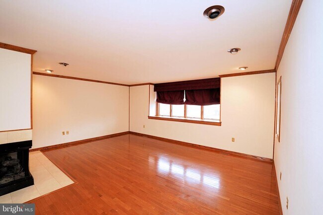 Building Photo - 56 Woodmont Dr