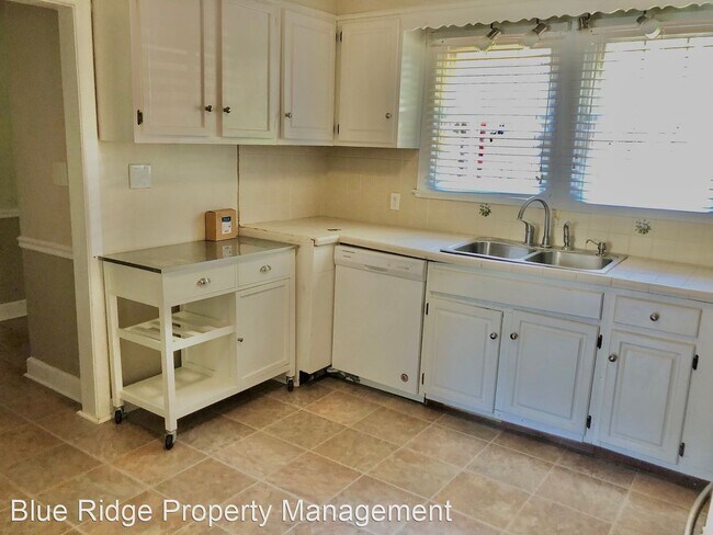 Building Photo - 4 br, 2 bath House - 2132 Memorial Court