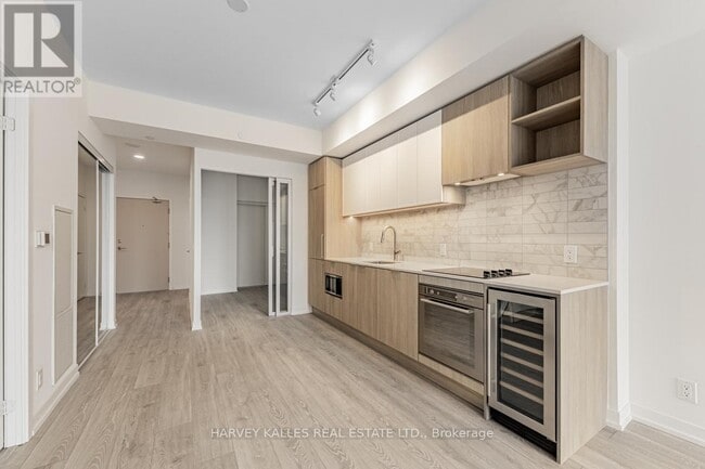 Building Photo - 2020 Bathurst St