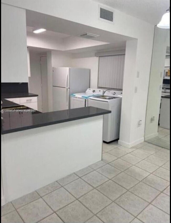 Foto del edificio - 8775 Park Blvd