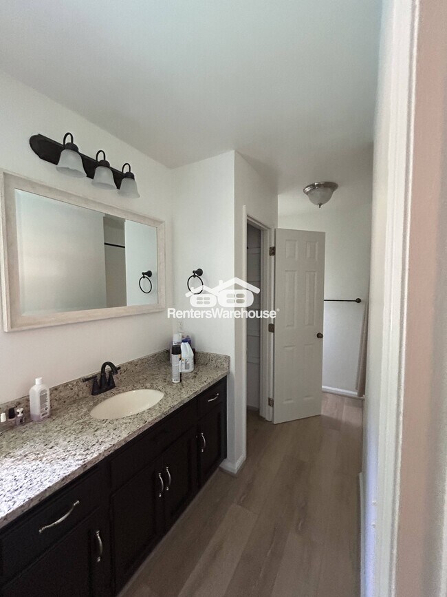Foto del edificio - 2501 Crestwood Cir