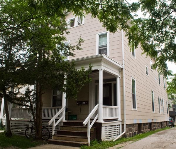 3 br, 1 bath - 420 S Division St 1 - 3 br, 1 bath  - 420 S Division St 1