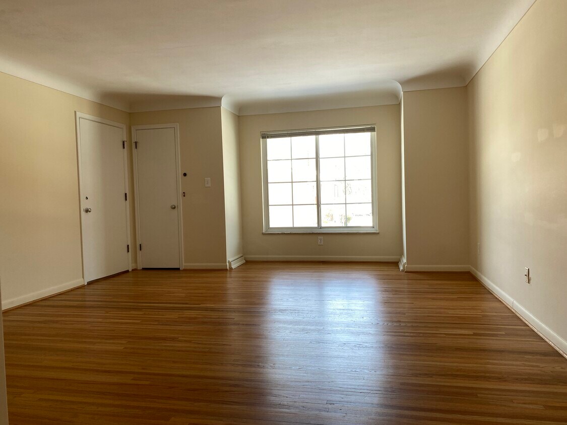 Living room - 4011 Hillandale Rd