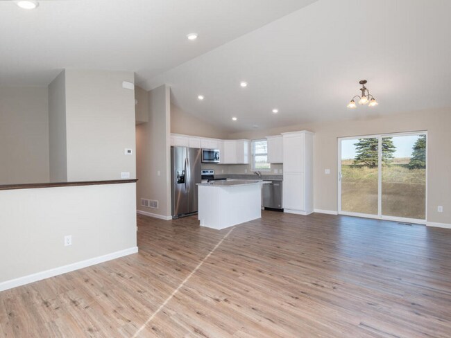Building Photo - 956 Forest Edge Dr