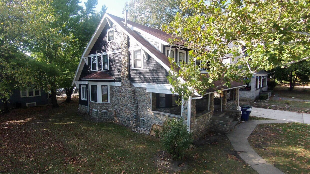 Primary Photo - 1921 Summit St