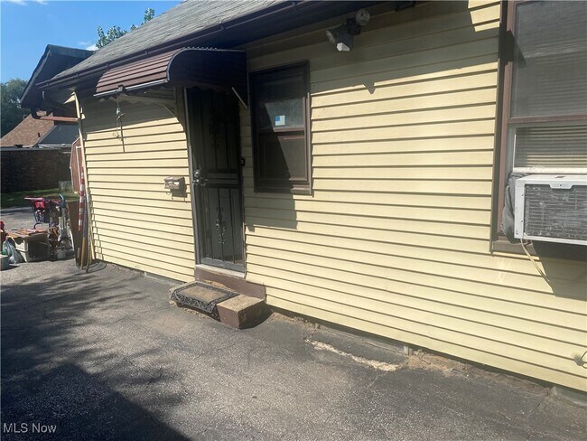 Building Photo - 1376 E 45th St