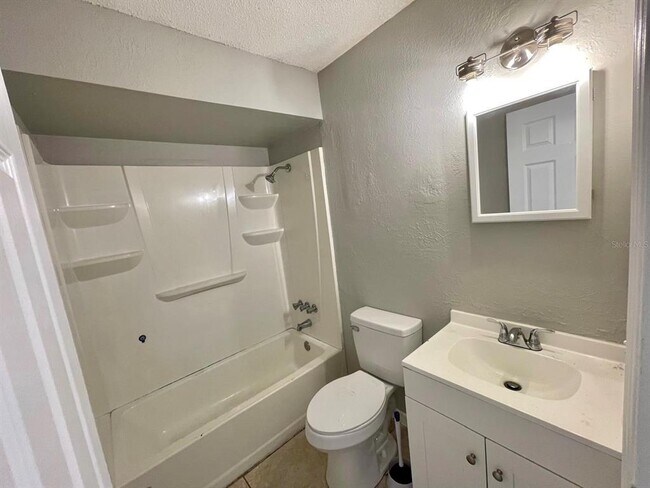 Foto del edificio - 1700 Birchwood Cir