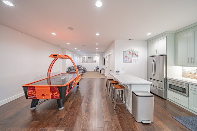 Building Photo - 949 Greenwillow Ln