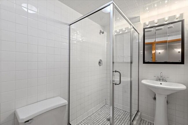 Foto del edificio - 5 bedroom in Chicago IL 60657