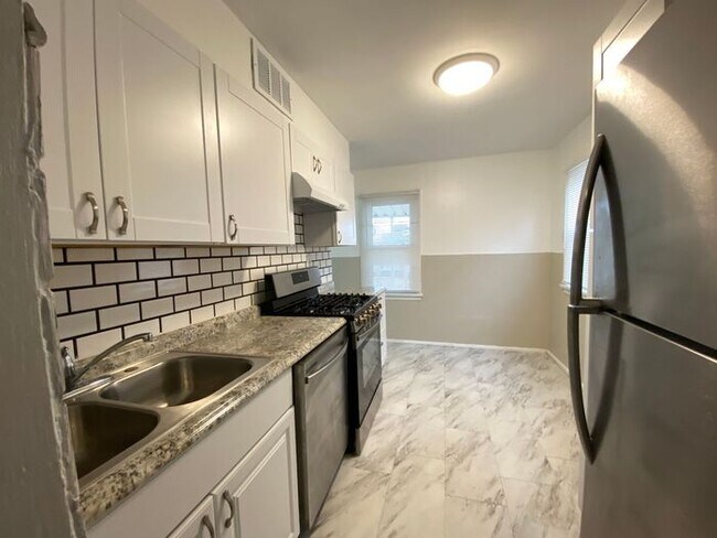 Building Photo - $995 Great Location!! Must See!
