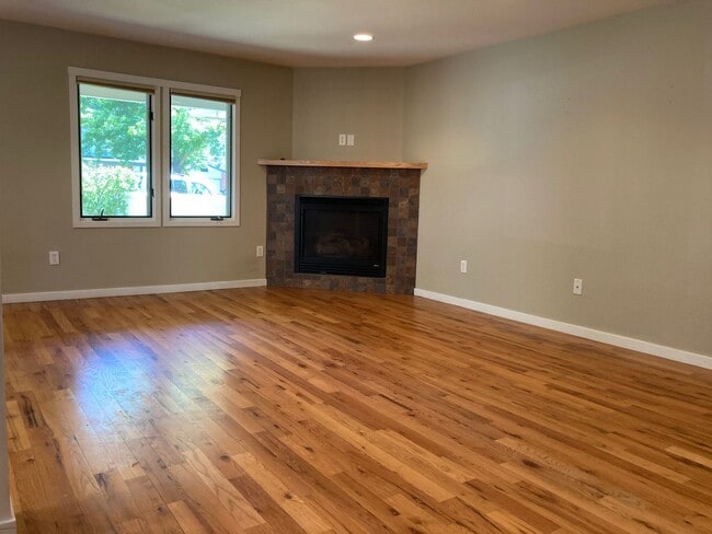 Building Photo - 3BR/3BA with FP, fenced front yard, lots of beautiful upgrades!