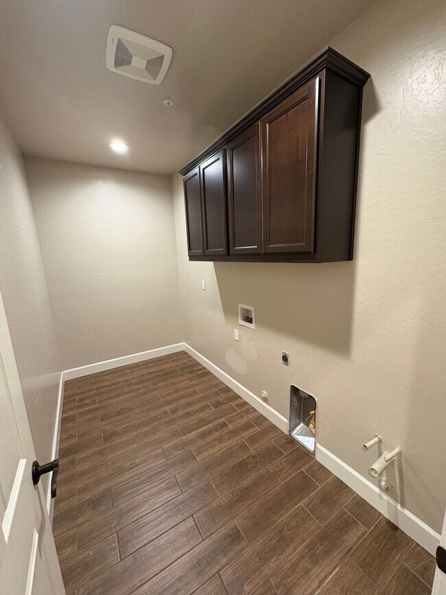 Foto del edificio - Lovely SE Tulare available now!