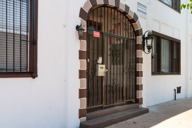 Foto del edificio - 2960 James M Wood Blvd