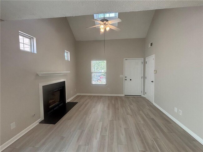 Building Photo - 2140 Lexington Ln