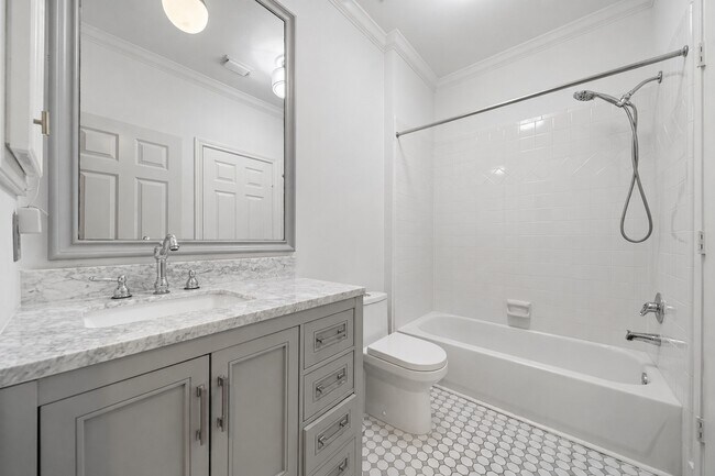 Foto del edificio - 5136 Chevy Chase Dr