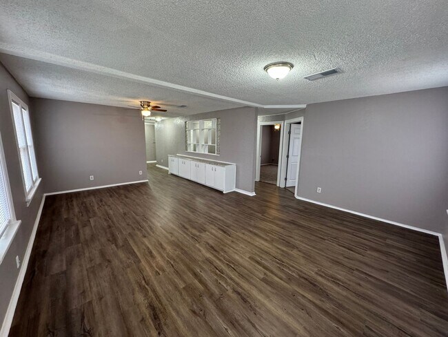 Foto del edificio - House with plenty of space and a large yard