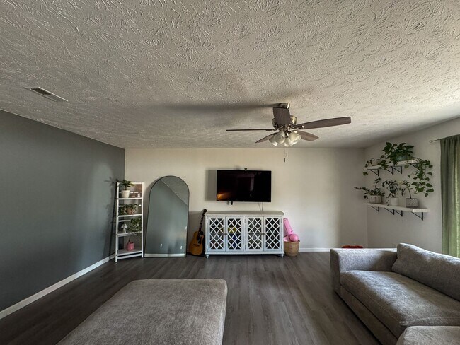 Building Photo - Charming 3 Bed 2 Bath Home with Fenced Yard