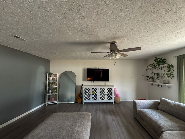 Foto del edificio - Charming 3 Bed 2 Bath Home with Fenced Yard