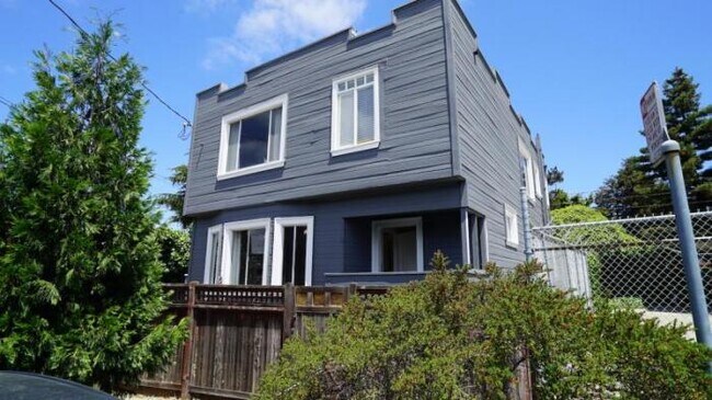 Foto del edificio - 4 bedroom in Oakland CA 94609