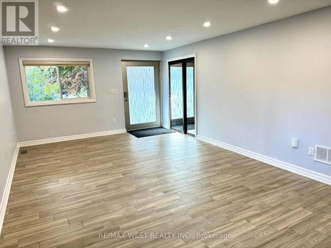 Photo du bâtiment - 80 Maple Grove Ave