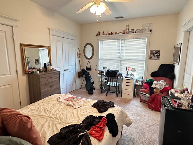 Building Photo - Four Bedroom Near Downtown Available for P...
