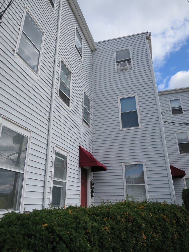 Building Photo - 3 Elm St
