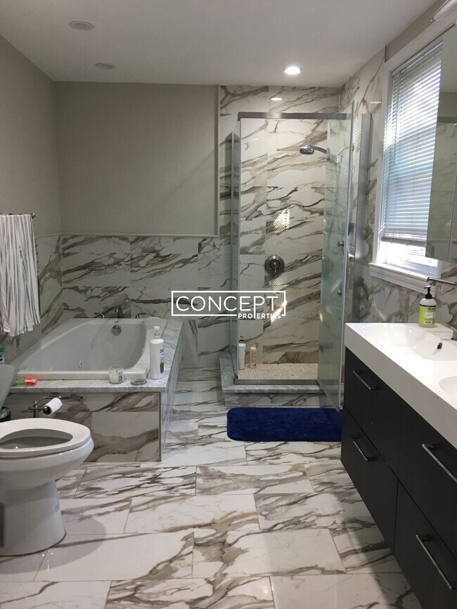 Foto del edificio - 1000A Memorial Dr. Unit 2B