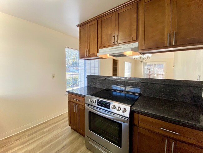 Building Photo - Charming 2-Bedroom Townhome for Rent! - Un...