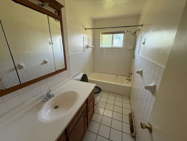Foto del edificio - 2 BED, 2 BATH BEAUTIFUL UNIT CLEVELAND!