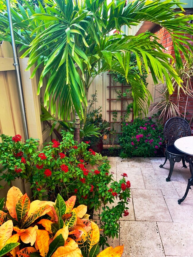 Building Photo - 124 NE 20th Ct