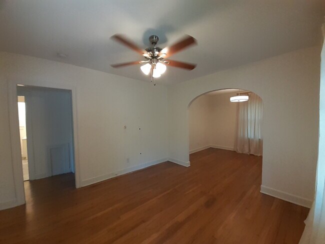 Foto del edificio - "Charming 2-Bedroom Duplex with Hardwood F...