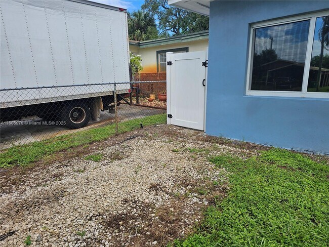 Foto del edificio - 734 SW 4th Terrace