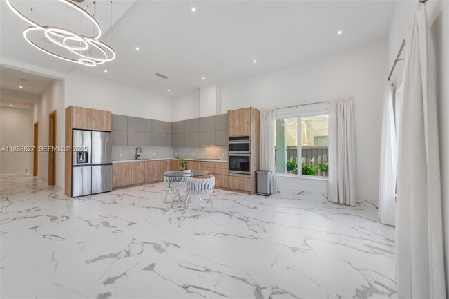 Foto del edificio - 635 SW 9th St