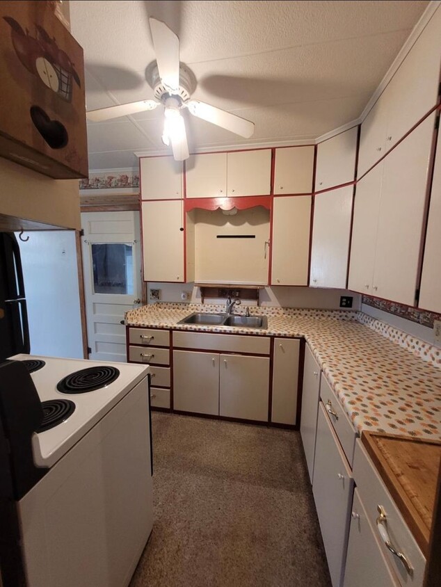 Foto principal - $750 - 2 bed 1 bath - Single Family Home