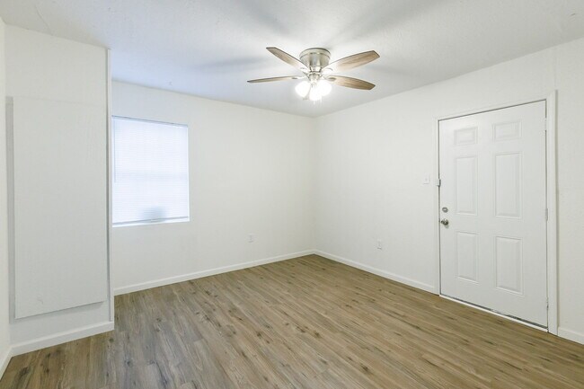 Foto del edificio - Recently Remodeled Duplex with Modern Touches and a Private Backyard!!