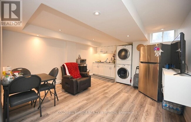 Building Photo - 1244 Robson Crescent