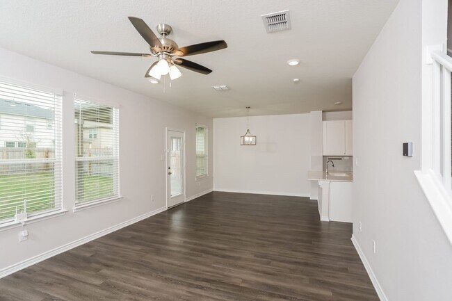 Foto del edificio - 7911 Hanging Branch