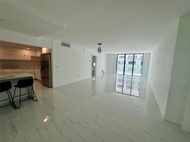 Foto del edificio - 9801 Collins Ave
