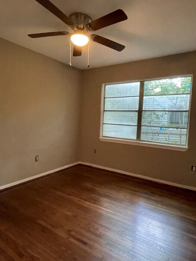 Foto del edificio - 4914 Meadow Park Dr