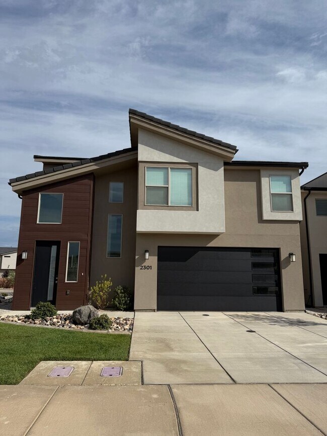Building Photo - 2313 E Luciano Ln