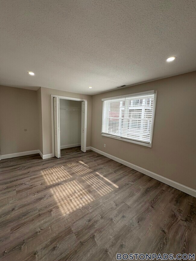 Building Photo - 25 Kenmar Dr