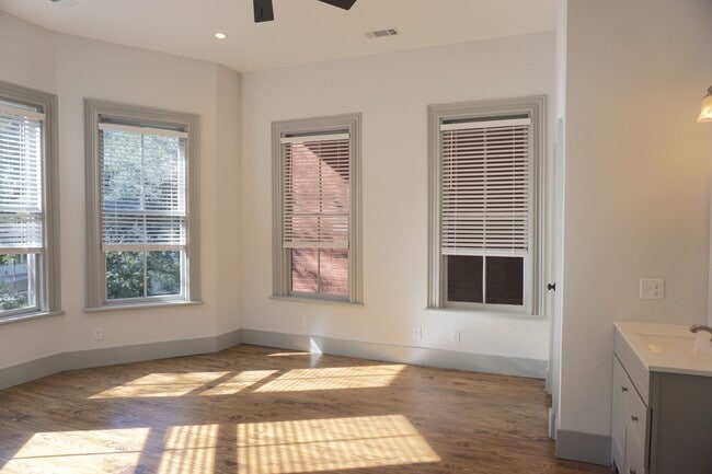 Building Photo - 552 E Liberty