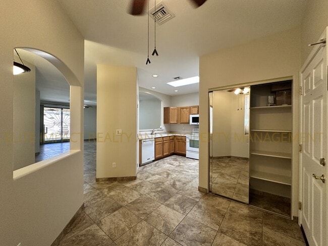 Building Photo - 585 W Deerview Ct