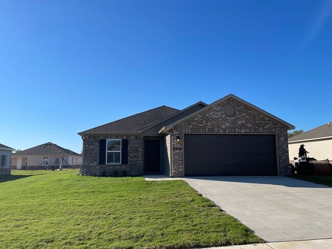 Foto del edificio - NOW PRELEASING! NEW Three Bedroom | Two Bath Home in Somerset