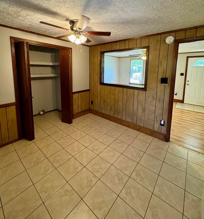 Building Photo - Move-in Ready!