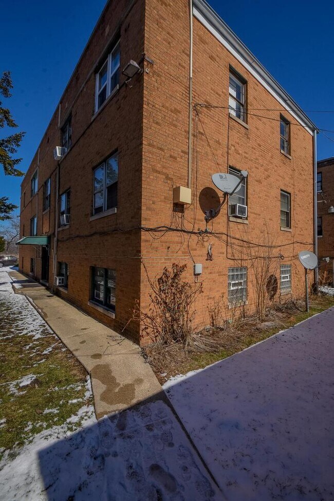 Building Photo - 925 W 35th Ave