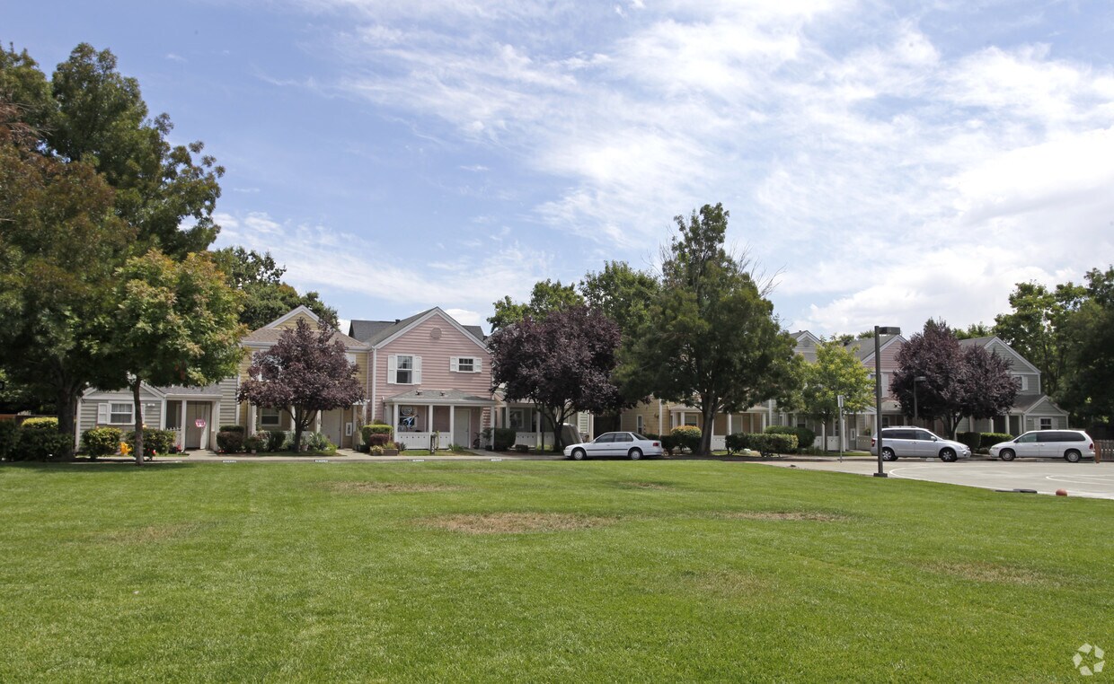 Foto principal - Lavell Village Apartments
