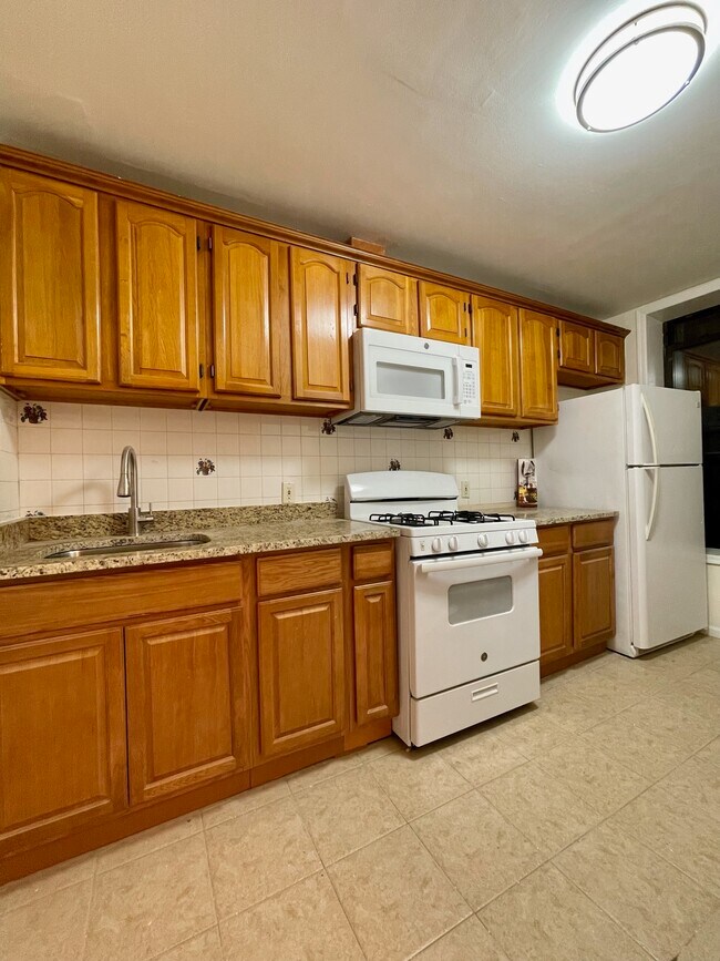 Kitchen - 405 Warwick St