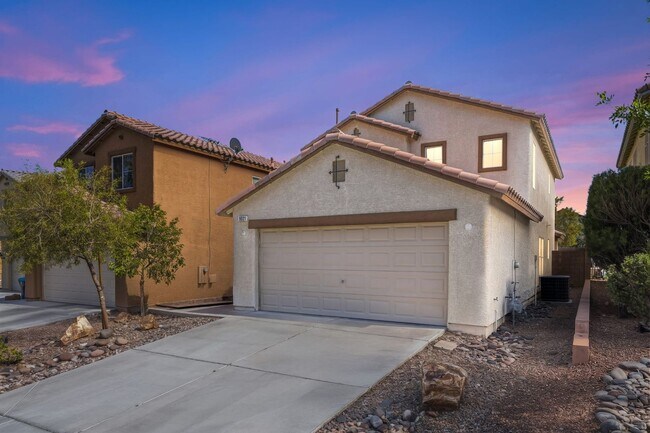 Foto del edificio - Recently Painted 3 Bedroom Home with Separate Living Areas